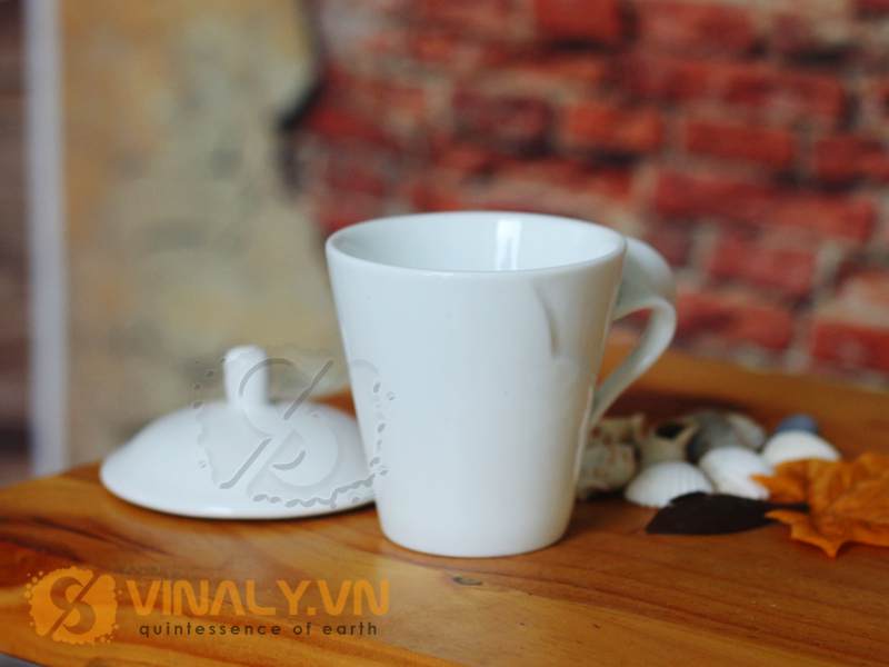sản phẩm có thể in logo doanh nghiệp lên ly sứ trắng quai xoắn có nắp để làm quà tặng cao cấp