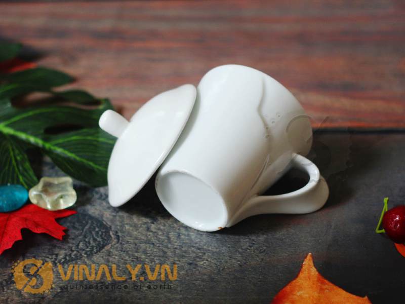 Phần quai của mẫu ly sứ trắng quai xoắn có nắp này là một đường "sóng" tuyệt đẹp