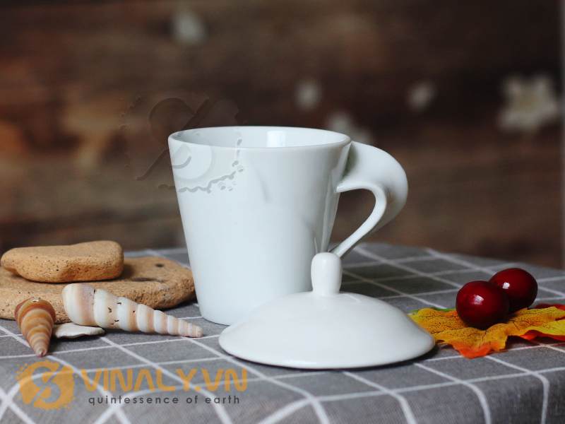 Ly sứ trắng quai xoắn có nắp với thiết kế độc đáo