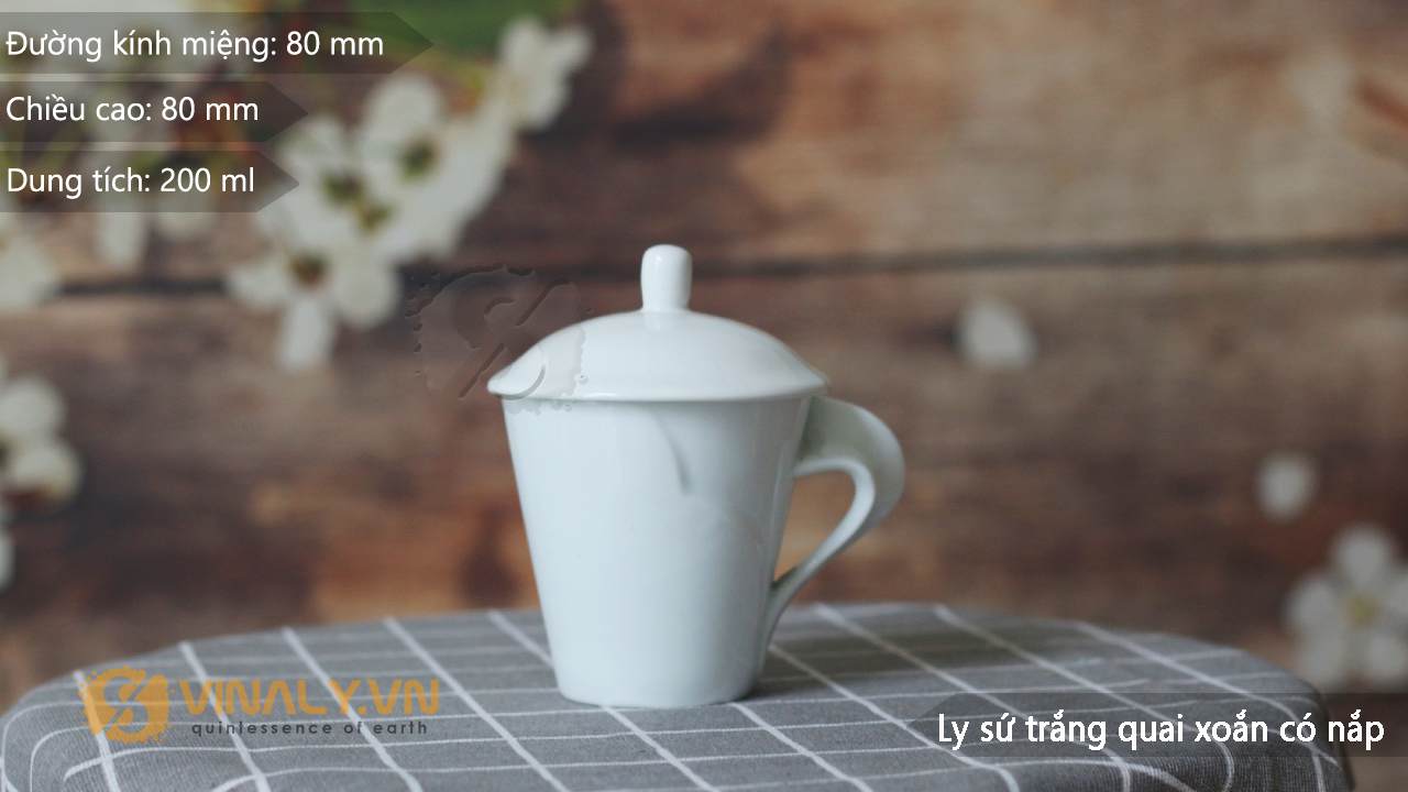 Ly sứ trắng quai xoắn có nắp có kích thước nhỏ gọn, vừa vặn lòng bàn tay rất thuận tiện khi cầm