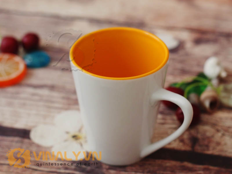 Ly sứ vát lòng màu tuy đơn giản mà lại sang chảnh vô cùng, toát lên sự tao nhã .