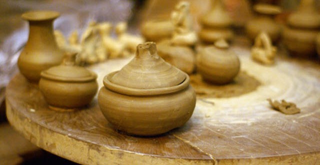 Sản phẩm của làng gốm Thanh Hà làm từ đất sét nâu dọc sông thu Bồn có độ dẻo và kết dính cao.