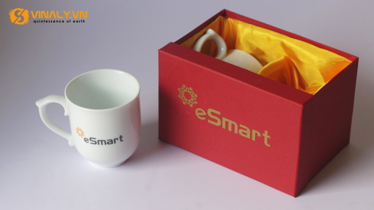 Ảnh ly sứ trắng bầu quai kiểu in logo E-smart với hộp đựng in logo nhũ