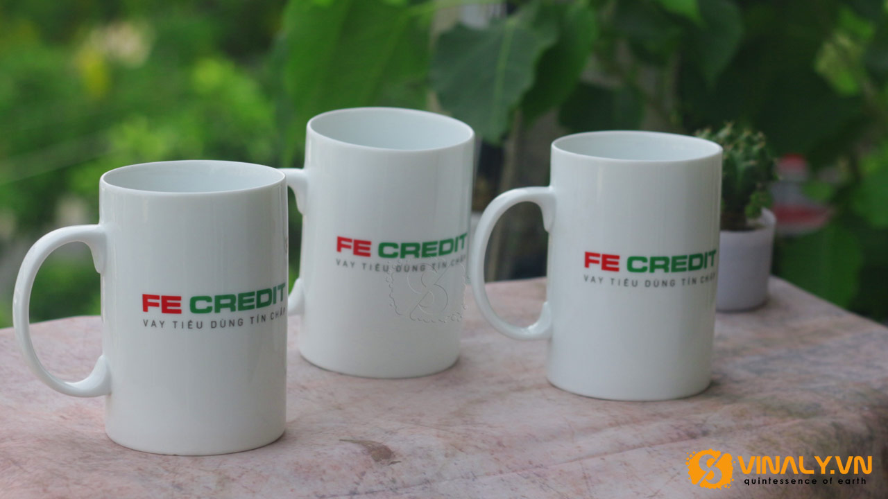Ảnh ly sứ trắng trụ cao in logo FE Credit