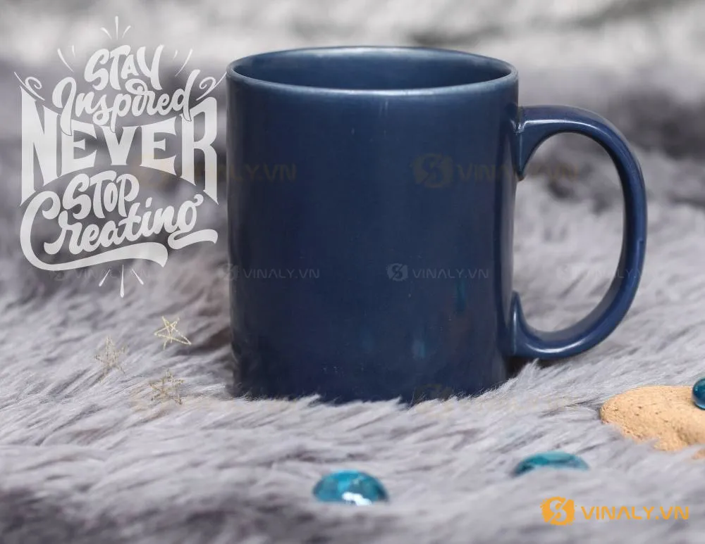 LY SỨ TRỤ MÀU XANH CỬU LONG - cốc màu xanh 12 Ảnh chụp cận cảnh ly sứ trụ màu xanh cửu long in logo, chất liệu gốm sứ cao cấp, đặt trên nền lông xám mềm mại cùng vật