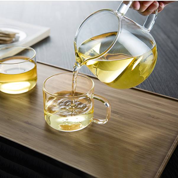 Tống trà được dùng để đựng nước trước khi rót vào chén mời khách