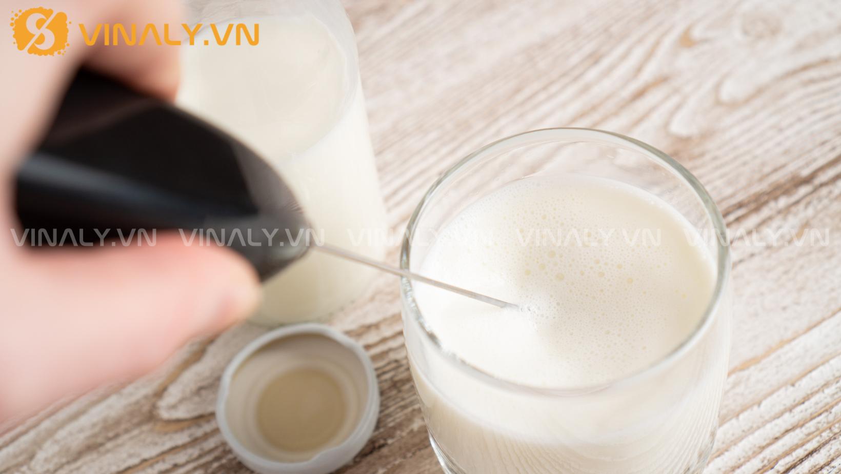 có nên pha sữa để sẵn trong bình giữ nhiệt không?