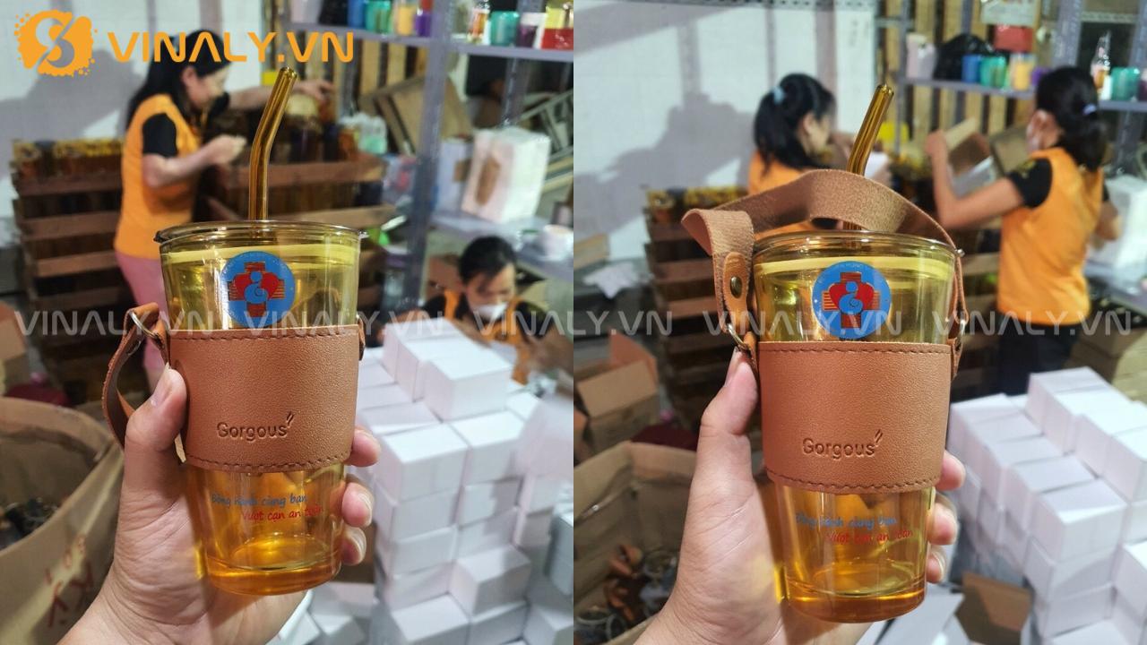 Ly in logo bệnh viện quà tri ân ngành y tế do Vinaly sản xuất
