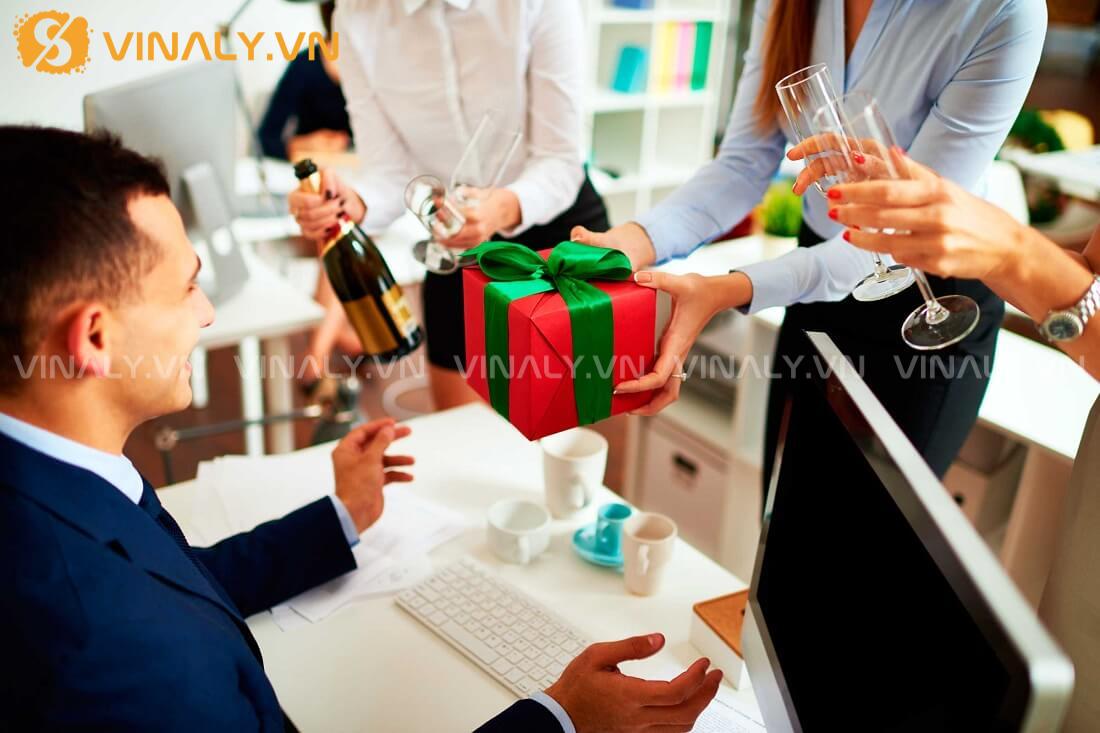 Quà lưu niệm tặng sếp