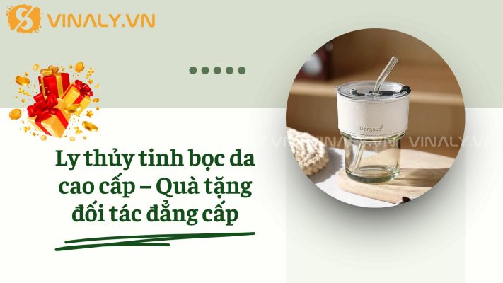 Ly thủy tinh bọc da cao cấp – Quà tặng đối tác đẳng cấp 3 Trong xu hướng quà tặng doanh nghiệp ngày càng chú trọng đến đẳng cấp và dấu ấn thương hiệu, ly thủy tinh bọc da cao cấp nổi bật như một lựa chọn vừa sang trọng vừa bền đẹp.