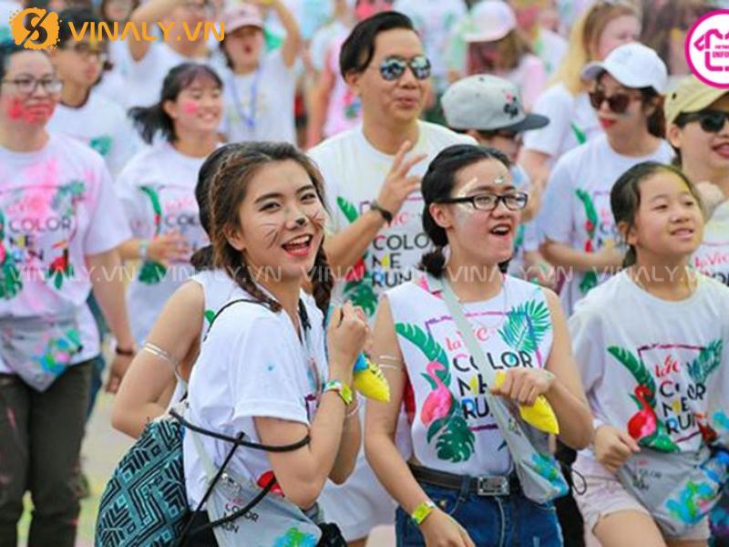 Áo Nhóm Cổ Tròn: Giải Pháp Tiết Kiệm Cho Sự Kiện Đông Người 4 Chọn chất liệu phù hợp với ngân sách và nhu cầu của sự kiện