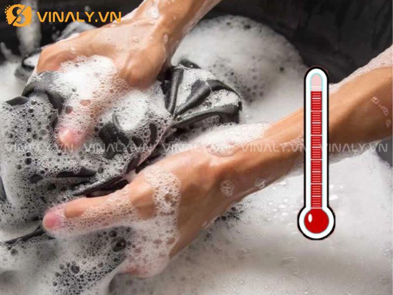 Những Lỗi Giặt Áo Polo Khiến Cổ Áo Nhanh Bai Và Cách Khắc Phục 3 Giặt phần cổ áo ở nhiệt độ phù hợp