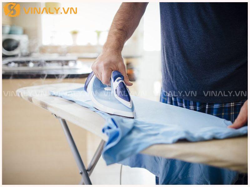 Những Lỗi Giặt Áo Polo Khiến Cổ Áo Nhanh Bai Và Cách Khắc Phục 4 Dùng bàn ủi tác động nhiệt vào phần cổ áo bị giãn