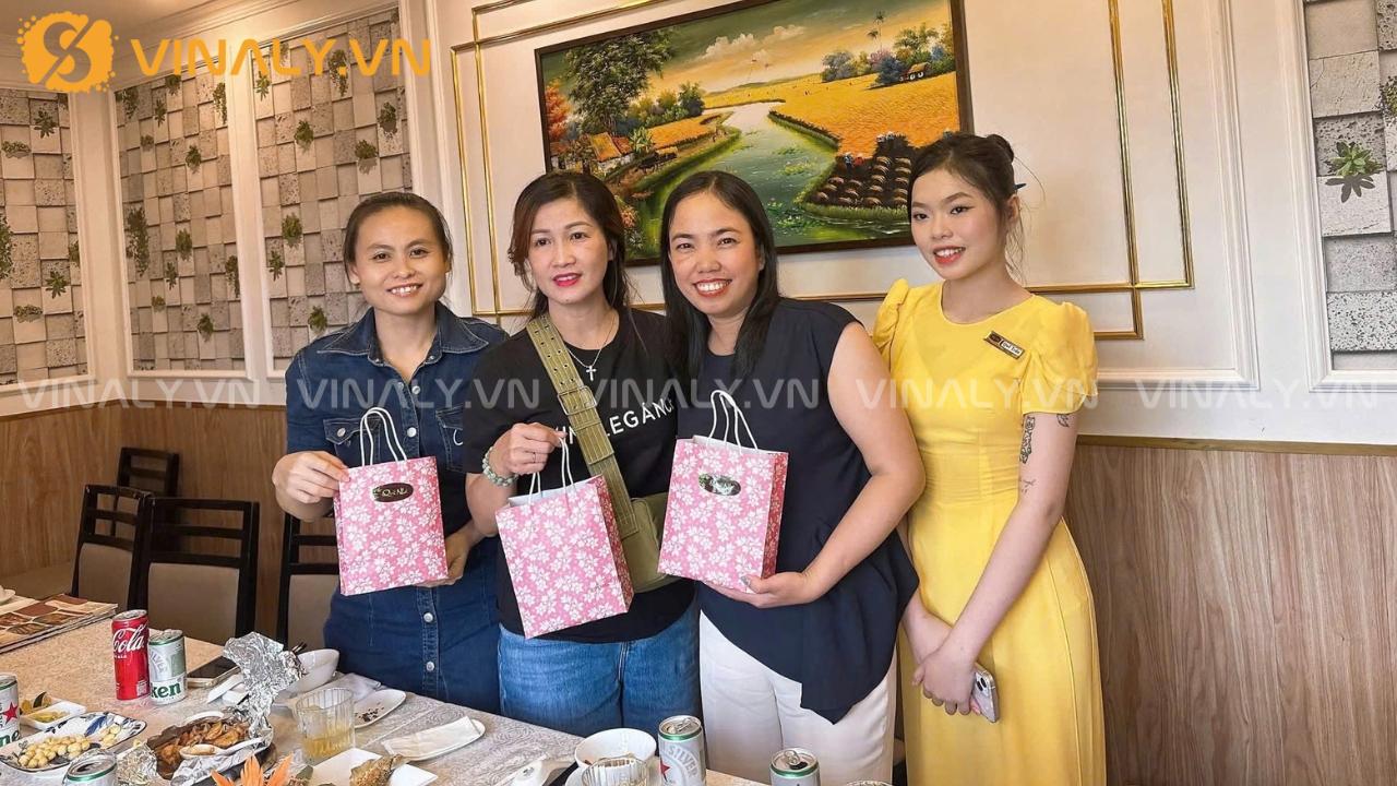 Vinaly hoàn thiện dự án in logo ly thủy tinh bọc da Quê Nhà 4 Ý nghĩa của quà tặng ly thủy tinh bọc da trong ngành F&B