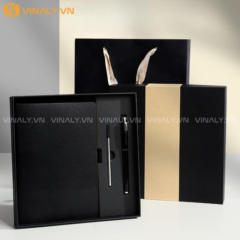 QT-QTDN-01-06-01 | GIFT SET SỔ BÚT CAO CẤP - SỔ DA HOẠ TIẾT VÀ BÚT KÝ KIM LOẠI ĐẬM DẤU ẤN THƯƠNG HIỆU 17 SET QUÀ TẶNG DOANH NGHIỆP THIẾT KẾ TINH TẾ SỔ DA VÀ BÚT KÝ TÔNG ĐEN CAO CÂP