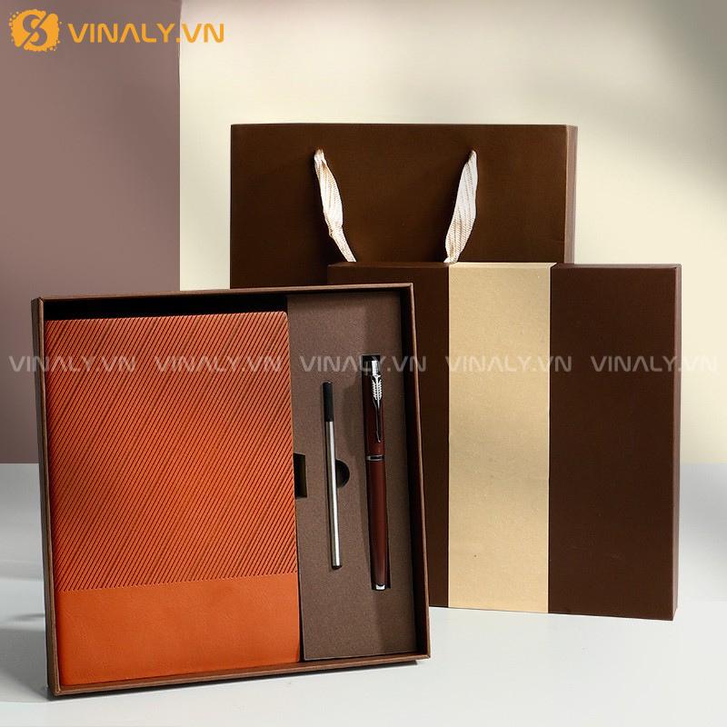 QT-QTDN-01-06-01 | GIFT SET SỔ BÚT CAO CẤP - SỔ DA HOẠ TIẾT VÀ BÚT KÝ KIM LOẠI ĐẬM DẤU ẤN THƯƠNG HIỆU TÔNG NÂU SANG TRỌNG