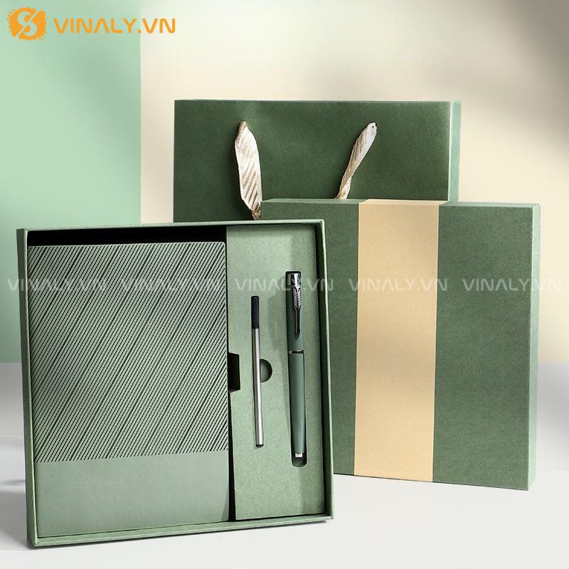 QT-QTDN-01-06-01 | GIFT SET SỔ BÚT CAO CẤP - SỔ DA HOẠ TIẾT VÀ BÚT KÝ KIM LOẠI ĐẬM DẤU ẤN THƯƠNG HIỆU 15 QT-QTDN-01-06-01 | GIFT SET SỔ BÚT CAO CẤP - SỔ DA HOẠ TIẾT VÀ BÚT KÝ KIM LOẠI ĐẬM DẤU ẤN THƯƠNG HIỆU TÔNG RÊU