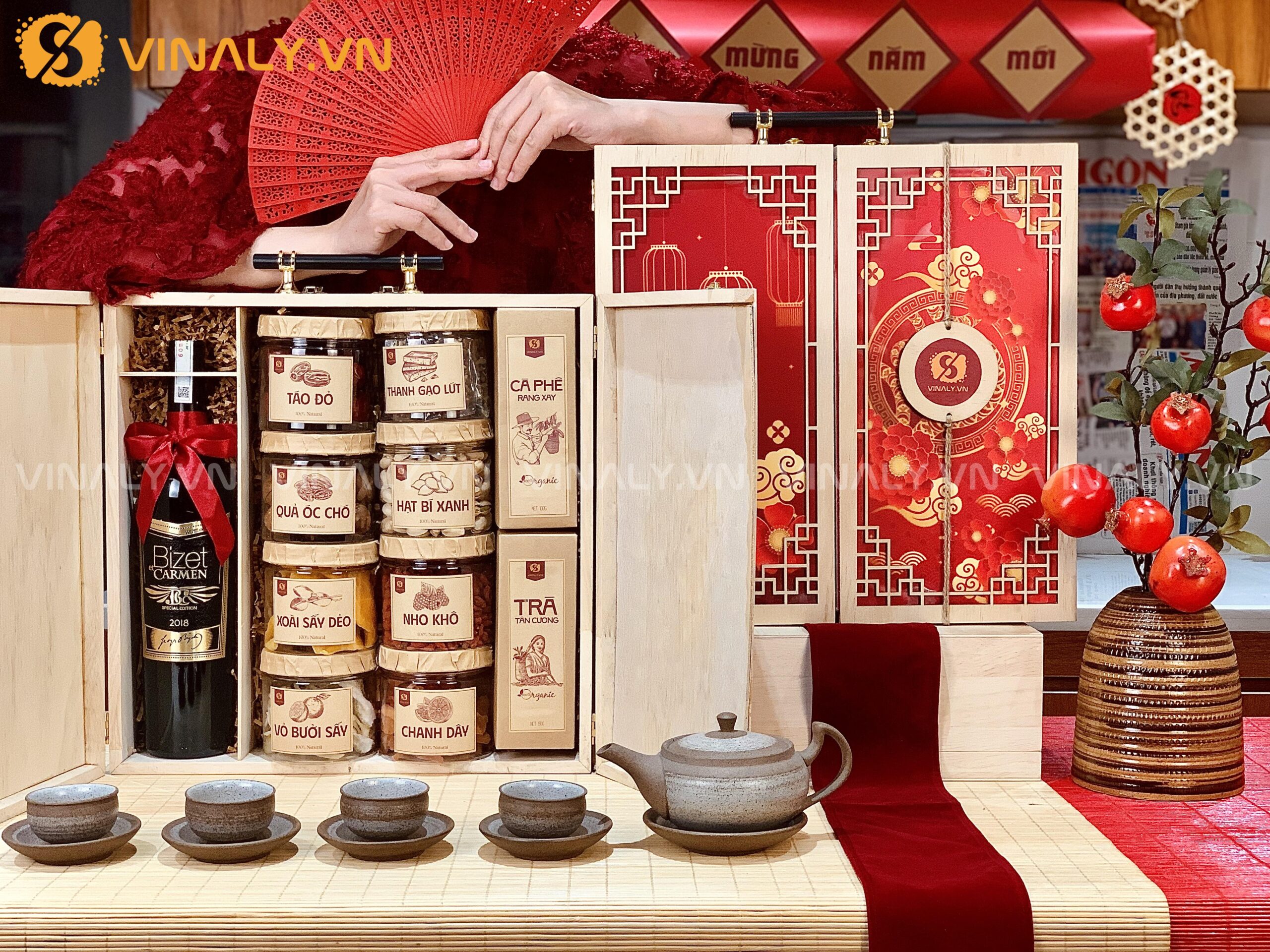 Quy trình đặt giỏ quà tết vinaly hộp quà tết mở bên trong sản phẩm cao cấp