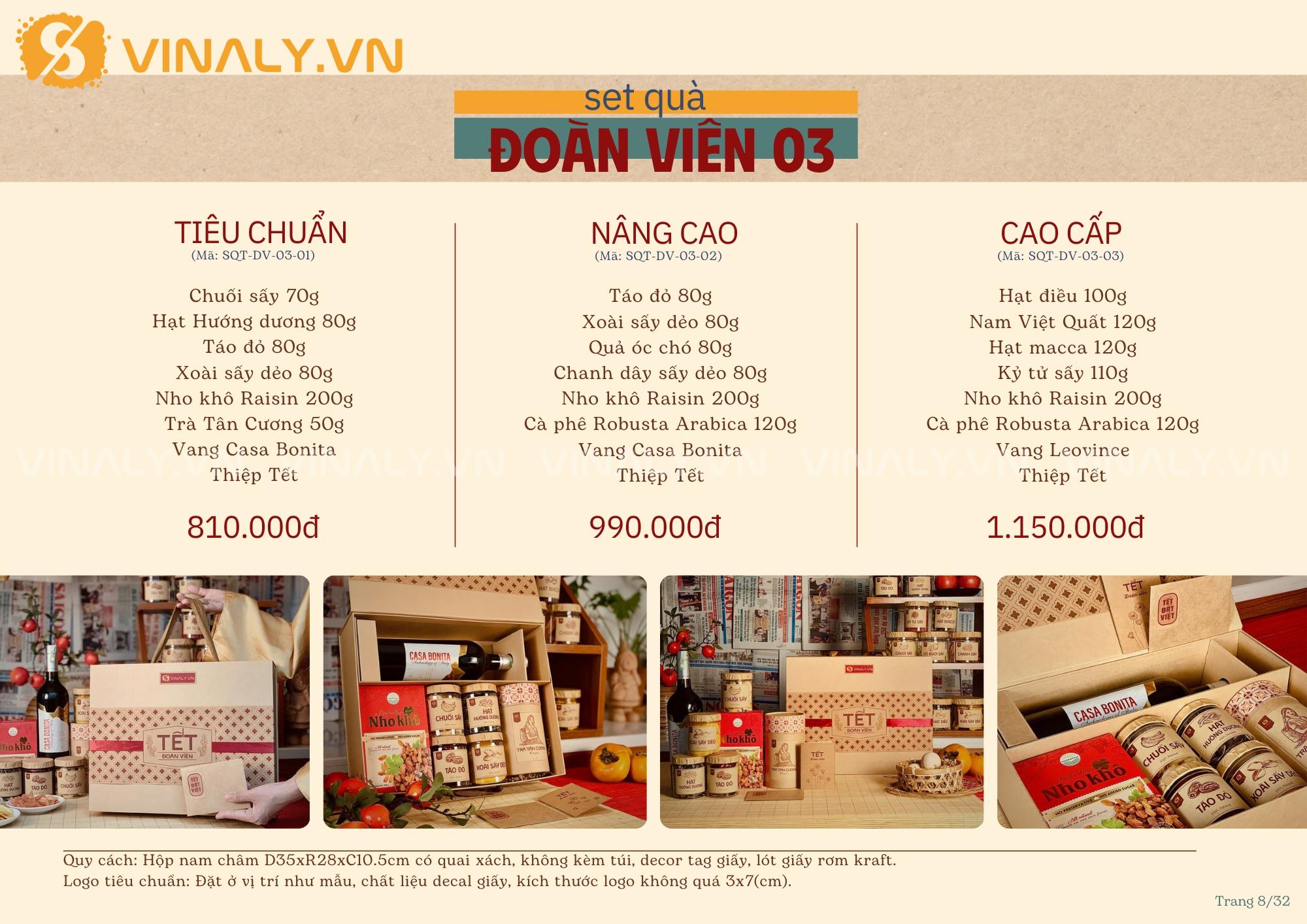 Hộp quà Tết Đoàn Viên 03 của Vinaly gồm combo trái cây sấy, hạt, trà và rượu vang Casa Bonita, sắp xếp trong hộp lớn có quai xách. Hình ảnh chụp tại không gian Tết ấm cúng với trái cây đỏ và vật trang trí