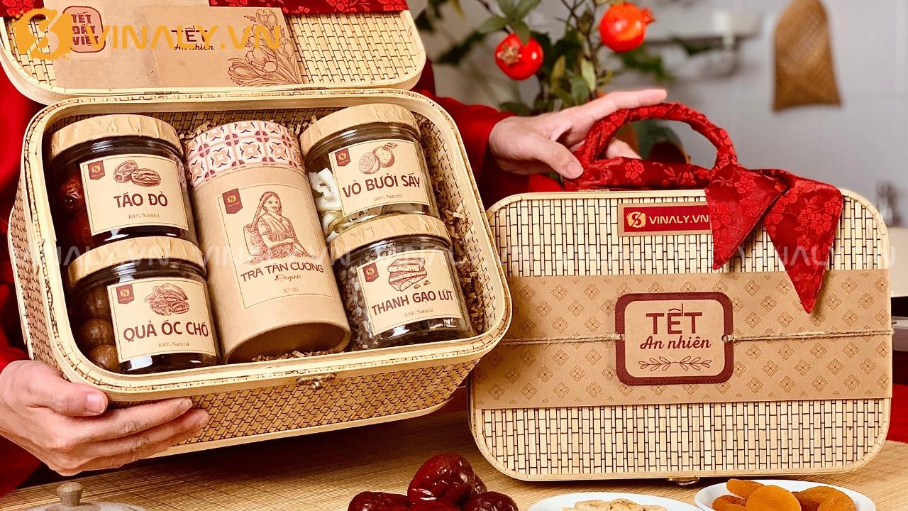 Gói quà Tết với hộp giấy mỹ thuật đồng bộ giúp giỏ quà Tết trở nên sang trọng hơn