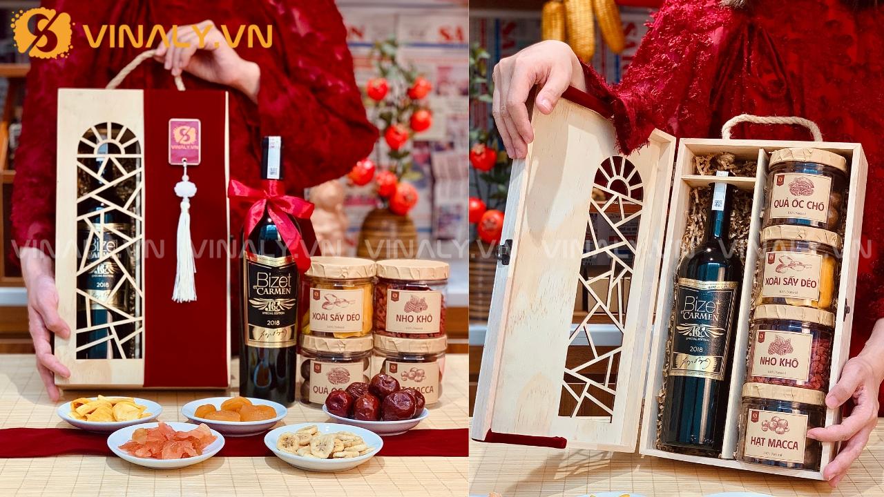 Rượu vang kết hợp mứt và hạt dùng để chúc Tết nhà người yêu