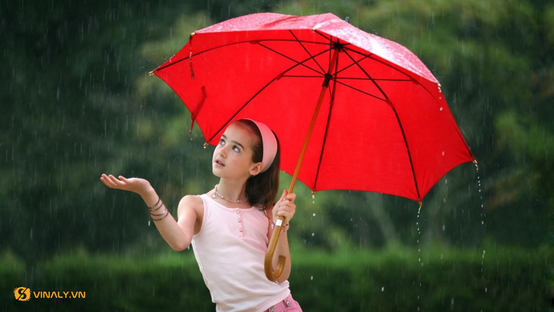 Dù cầm tay có thể che mưa, che nắng và làm đạo cụ biểu diễn