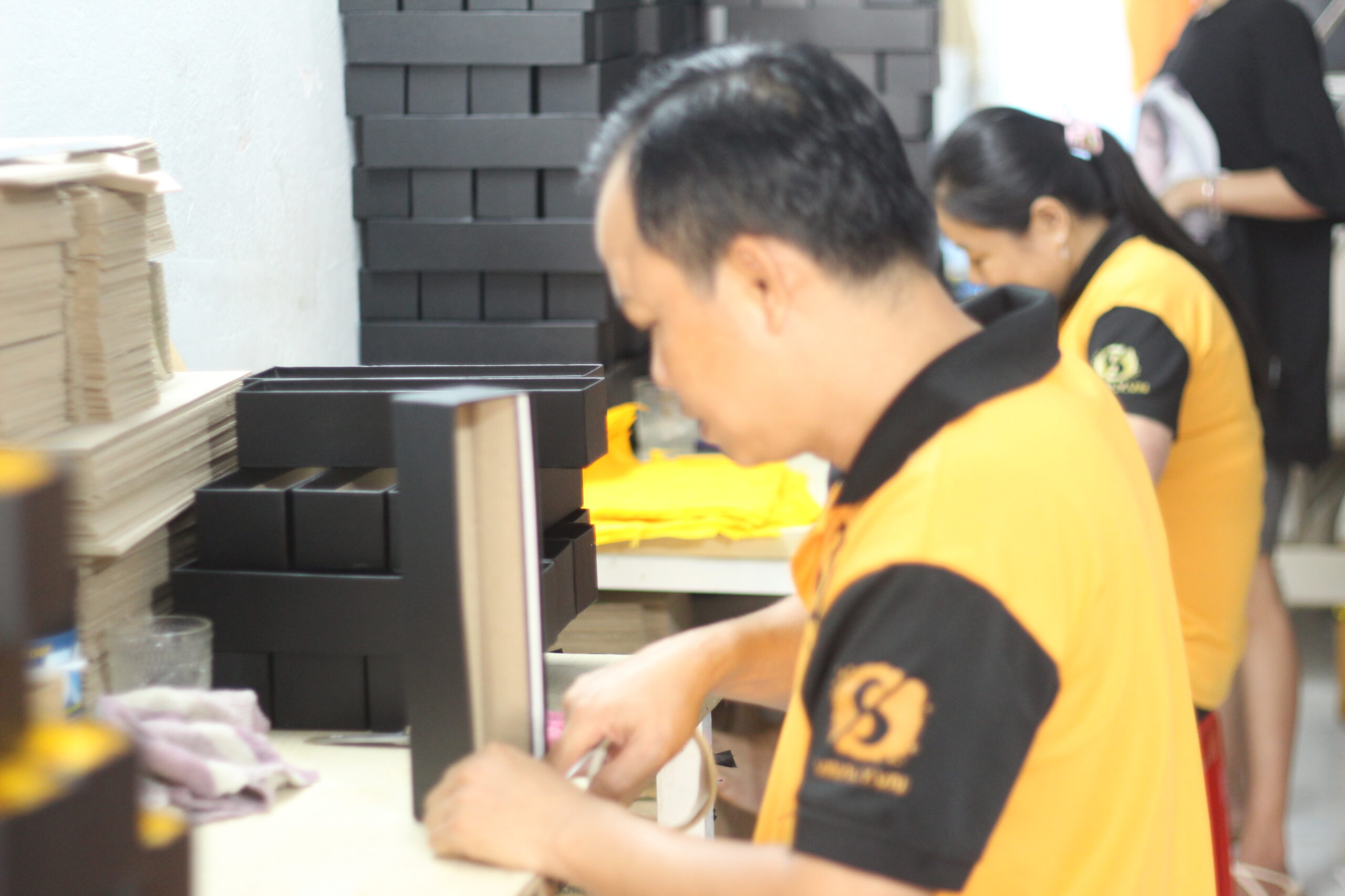 Liên hệ Vinaly ngay hôm nay để được tư vấn mẫu quà tặng mạ vàng phù hợp với doanh nghiệp của bạn.