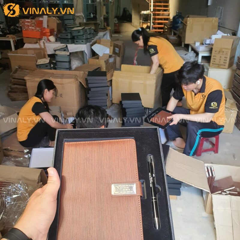 Vinaly chuyên sản xuất quà tặng làm từ da như cặp da in logo, sổ da,...