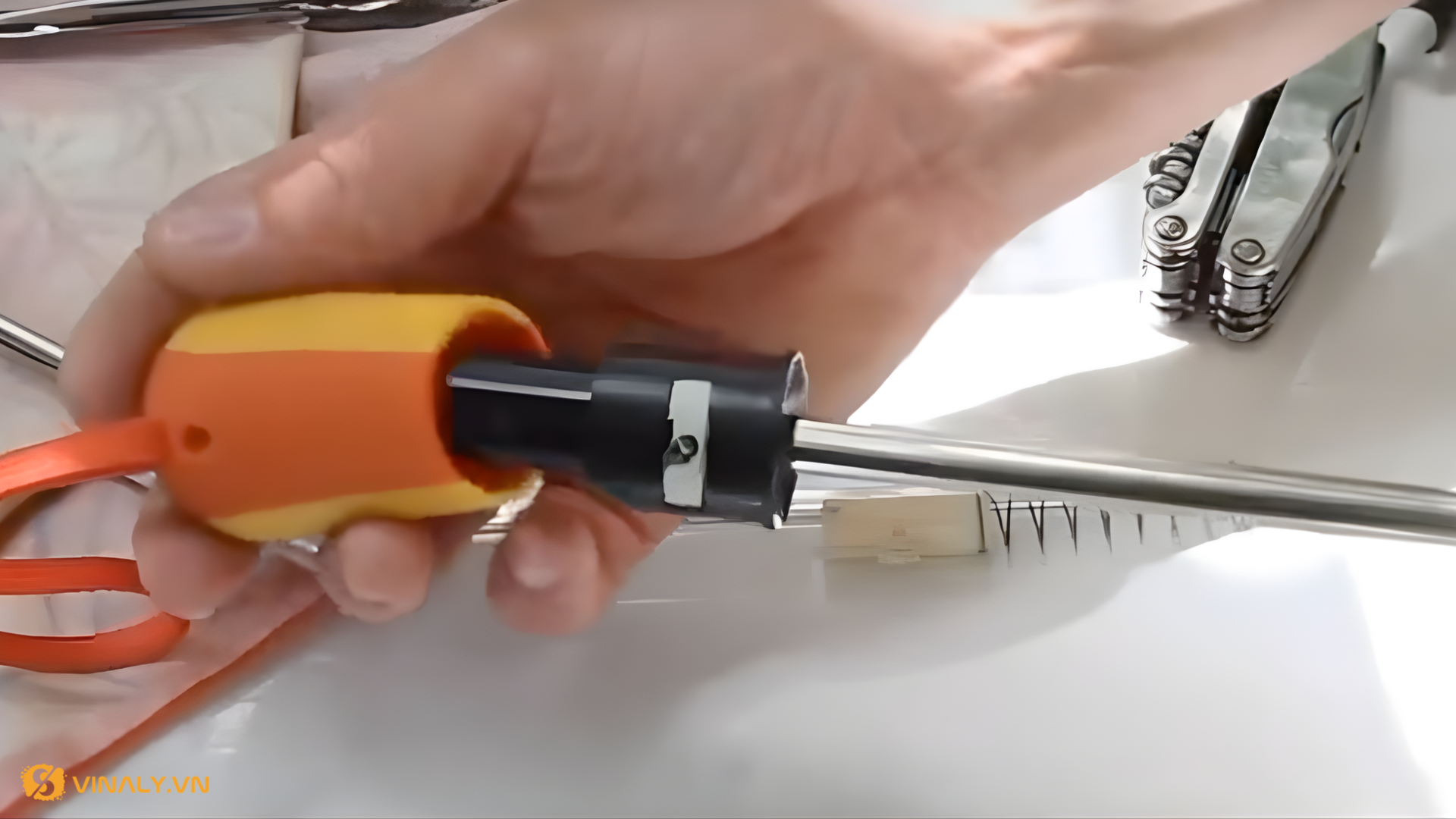 Tuyệt Chiêu Sửa Ô Dù Cầm Tay Tại Nhà - Địa Chỉ Sửa Chữa Ô Dù Cầm Tay TPHCM Uy Tín 4 Sửa ô dù cầm tay bị lỏng lẻo phần tay cầm