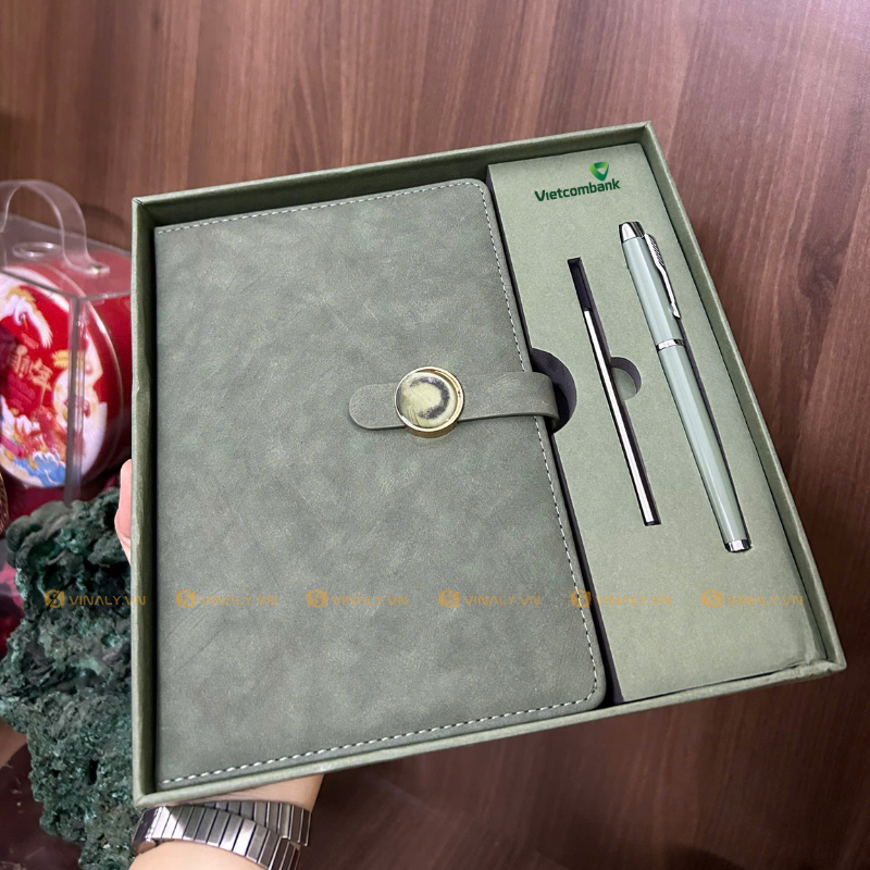 Sổ bìa da in logo thườn được chọn làm quà tặng công đoàn