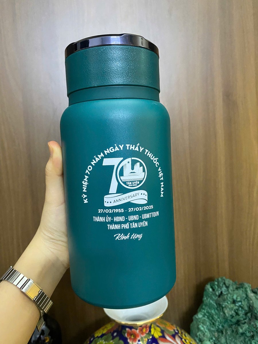 Bình Giữ Nhiệt In Logo: Báo Giá Theo Số Lượng 2026 2 Bình giữ nhiệt in logo doanh nghiệp cầm trên tay