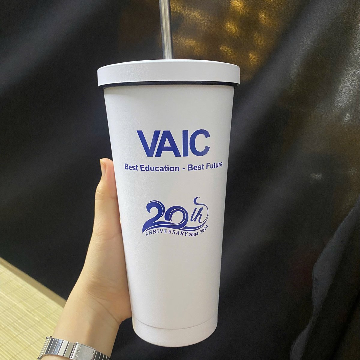 Bình Giữ Nhiệt In Logo: Báo Giá Theo Số Lượng 2026 4 In logo lên bình giữ nhiệt bằng kỹ thuật in UV và khắc laser
