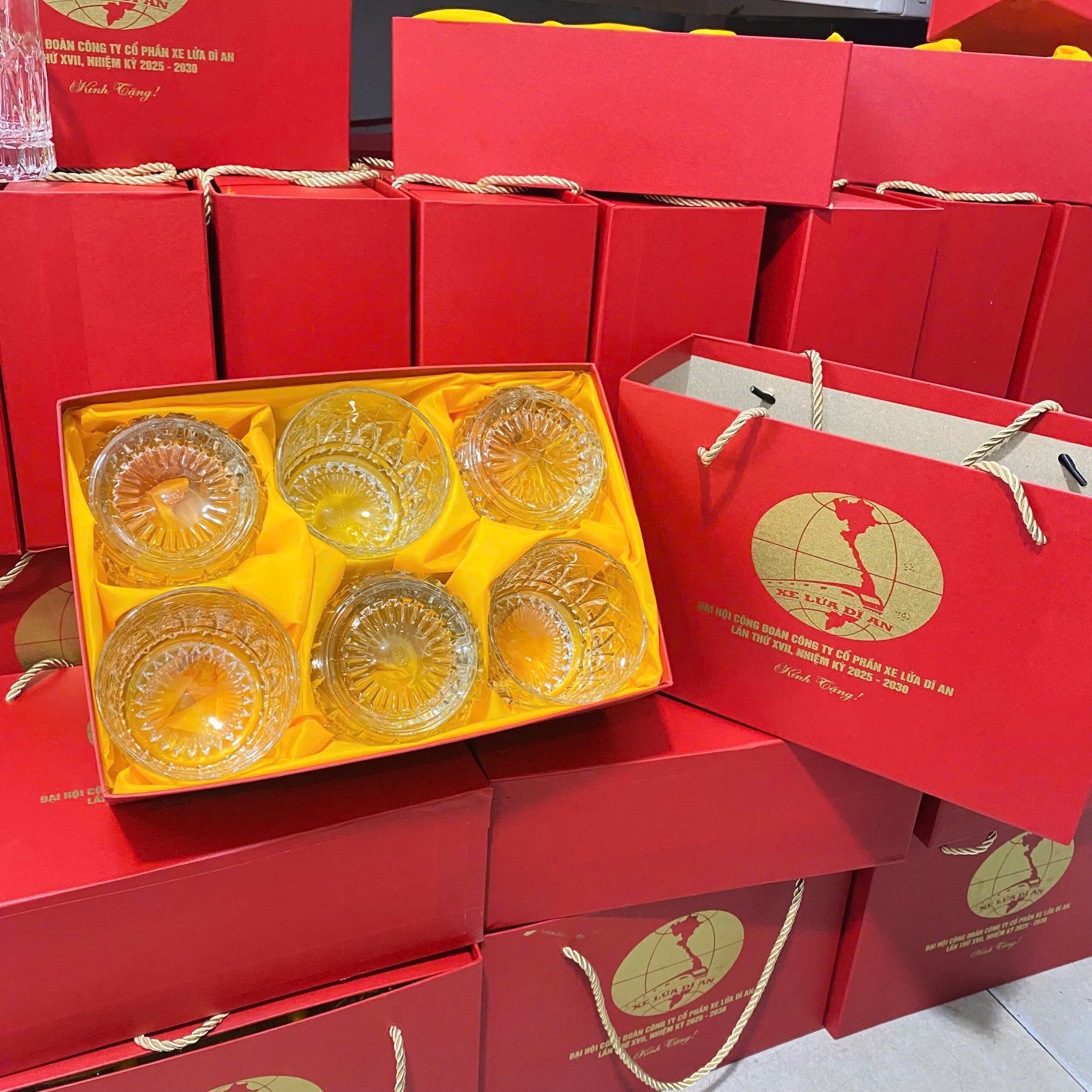Ly thủy tinh khắc logo theo đơn doanh nghiệp