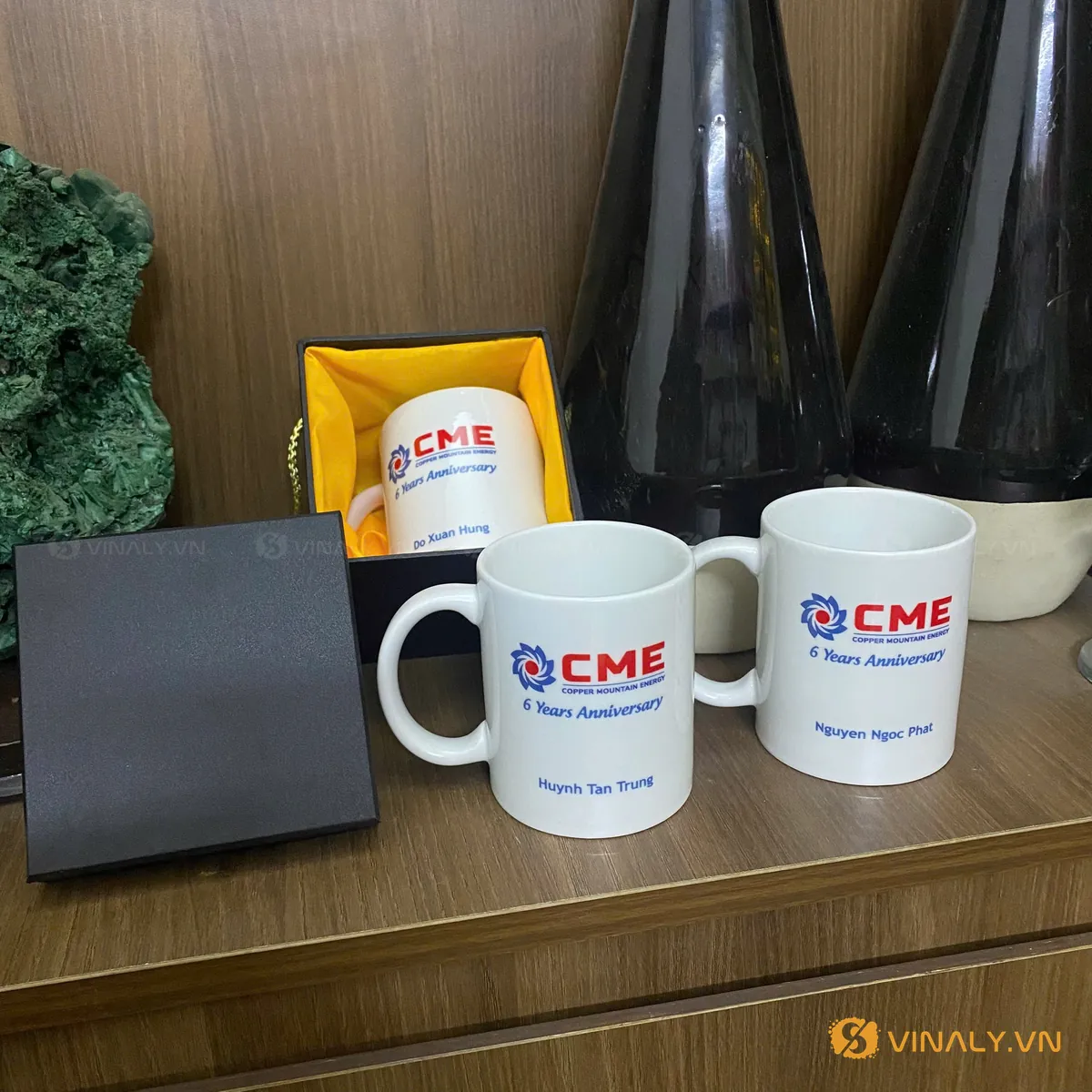Quà Tặng Hội Nghị: Checklist Chọn Quà Theo Ngân Sách 2 Set cốc sứ in logo quà tặng hội nghị doanh nghiệp