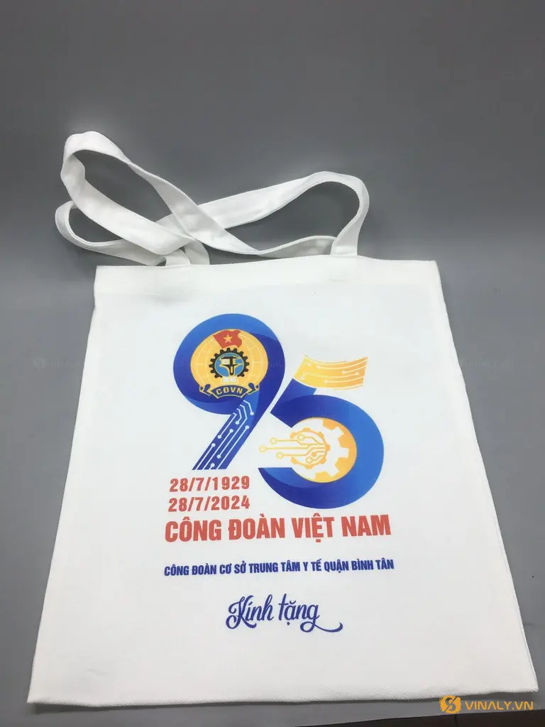 25+ Ý Tưởng Quà Tặng Teambuilding Cho Chuyến Du Lịch Hè Công Ty 4 Túi canvas in logo đựng đồ teambuilding