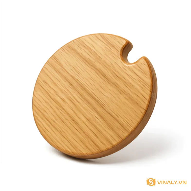Đế lót ly gỗ tròn khắc logo, màu gỗ tự nhiên, vân gỗ đẹp mắt, có rãnh nhỏ tiện dụng, đặt trên nền trắng tinh tế.