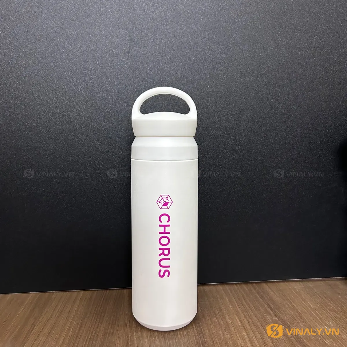 Cận cảnh logo in trên bình giữ nhiệt quà tặng trường học