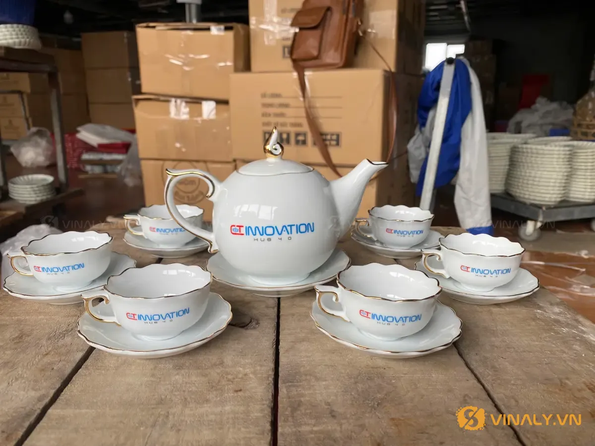 Quà Tặng Khai Trương Cho Đối Tác: 12 Gợi Ý Nên & Tránh 3 Bộ ấm trà in logo doanh nghiệp gồm ấm và 6 tách - quà khai trương văn phòng mới cho đối tác