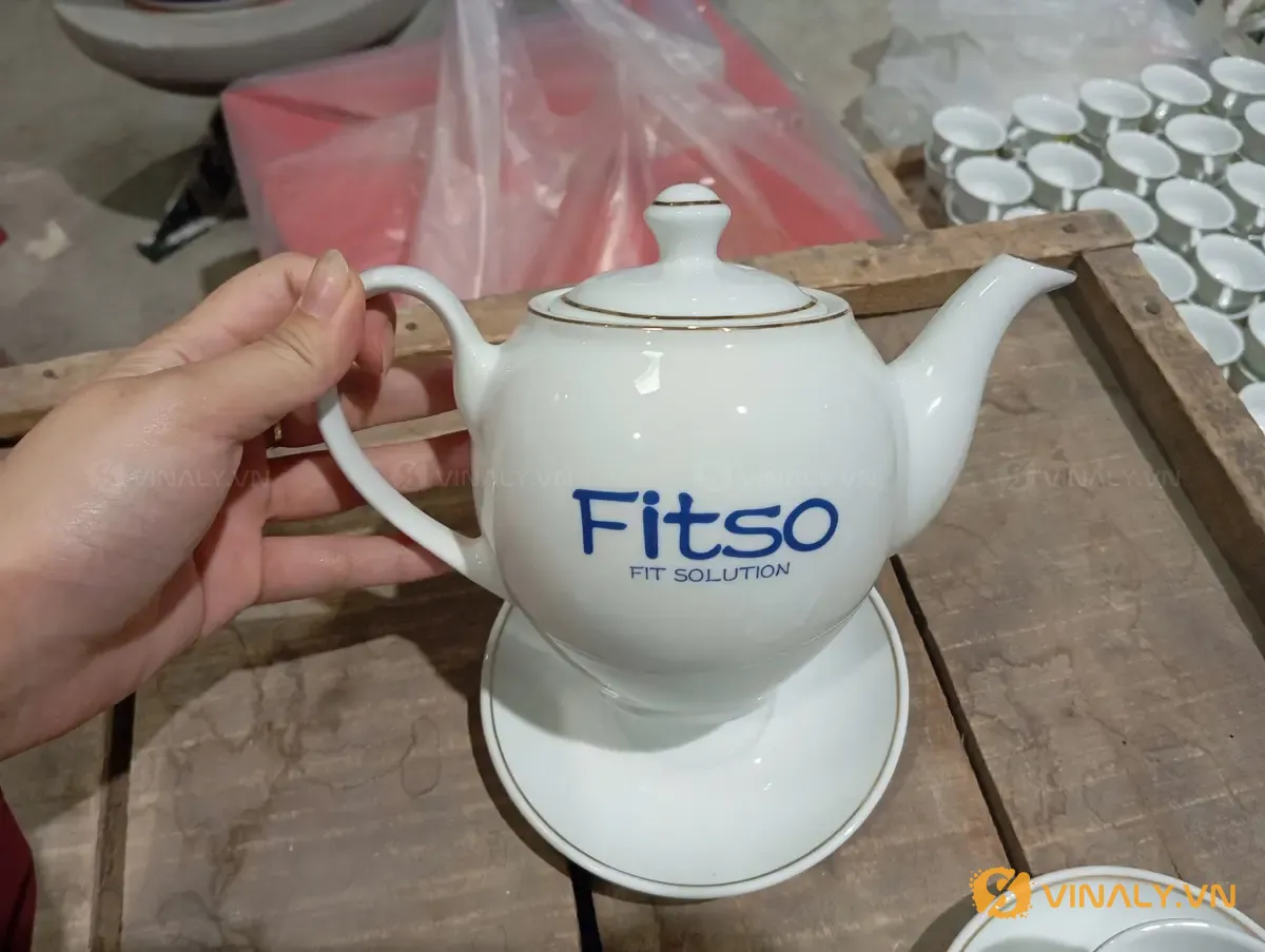 Quà Tặng Khai Trương Cho Đối Tác: 12 Gợi Ý Nên & Tránh 4 Ấm trà sứ trắng viền vàng in logo công ty làm quà mừng khai trương