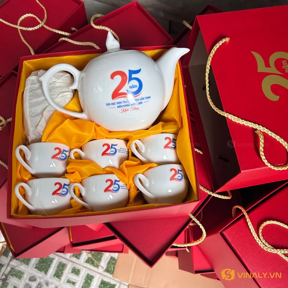 Bộ ấm trà sứ in logo mốc kỷ niệm làm quà kỷ niệm thành lập trường