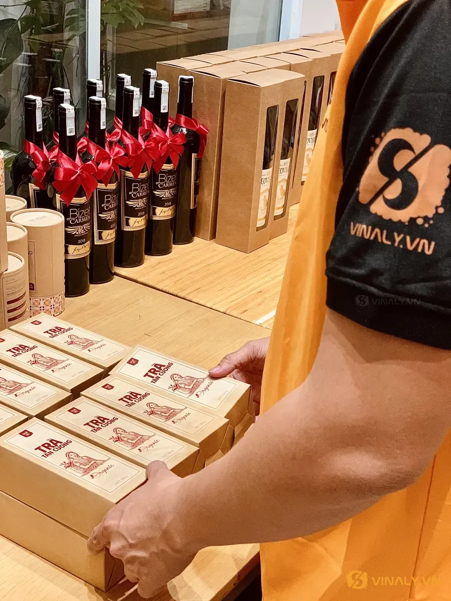 Chèn chống sốc rượu vang trong hộp quà Tết doanh nghiệp