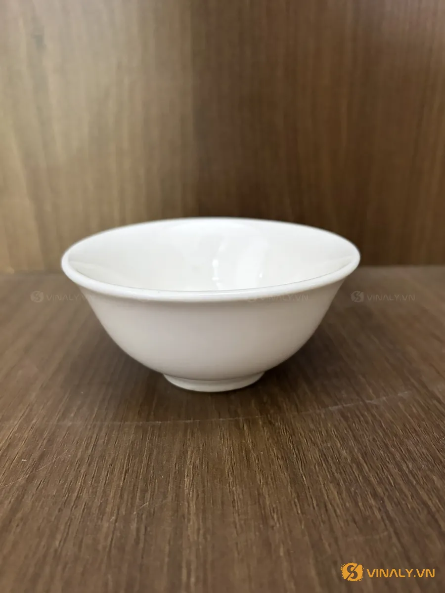 Chén sứ mắm loe 3.6 3 Chén sứ mắm loe 3.6 in logo màu trắng tinh tế đặt trên mặt bàn gỗ nâu, sẵn sàng làm quà tặng doanh nghiệp độc đáo.