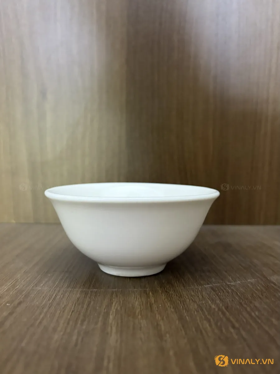Chén sứ mắm loe 3.6 4 Chén sứ mắm loe 3.6 in logo màu trắng, kiểu dáng loe tinh tế đặt trên nền gỗ, phù hợp làm quà tặng doanh nghiệp.