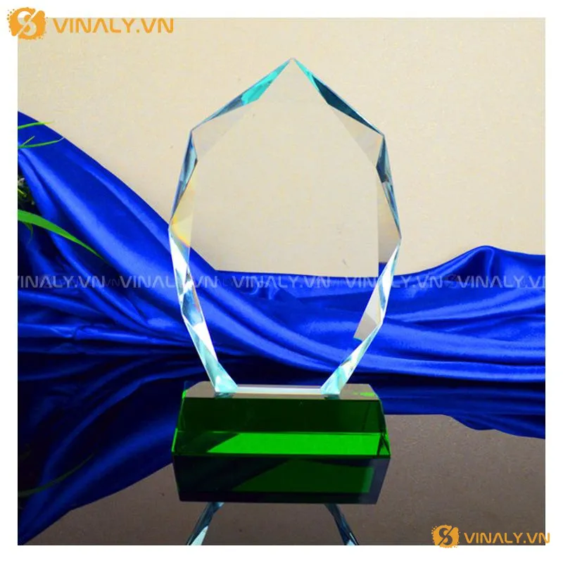 Quà Tặng Gala Dinner: 5 Hạng Mục Quà Cần Chuẩn Bị 4 Cúp vinh danh nhân viên xuất sắc bằng pha lê cao cấp - quà tặng gala dinner