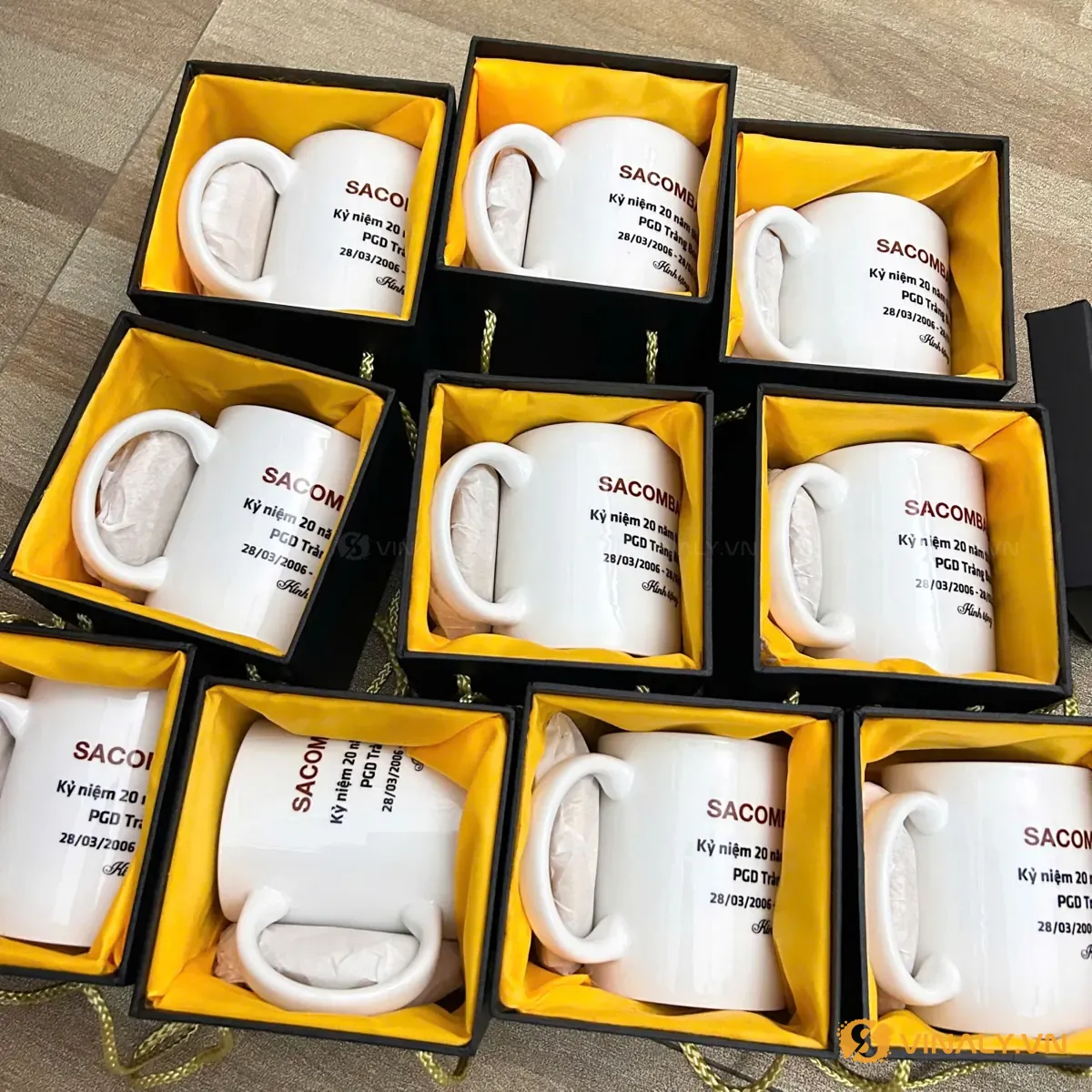 Ly sứ in logo đóng hộp lót lụa vàng từng suất - đóng gói quà khuyến mãi số lượng lớn