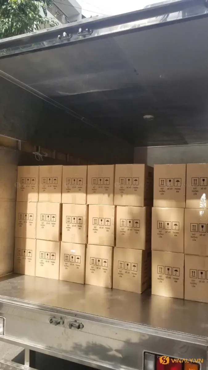 Quà Tặng Khai Trương Cho Đối Tác: 12 Gợi Ý Nên & Tránh 9 Xe tải chở thùng quà tặng in logo giao tận nơi từ xưởng Vinaly