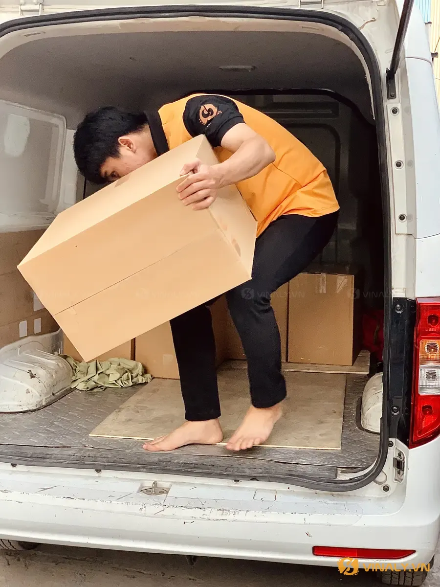 Bốc set quà Tết doanh nghiệp lên xe tải giao nhiều điểm