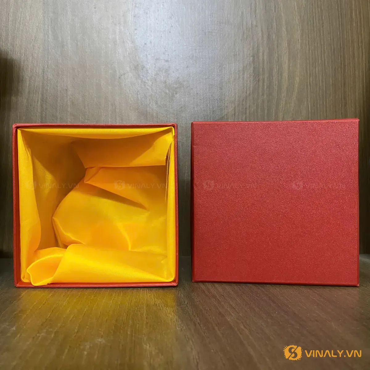 Hộp cứng bồi giấy màu đỏ lót lụa vàng bên trong – phụ kiện đóng gói quà tặng