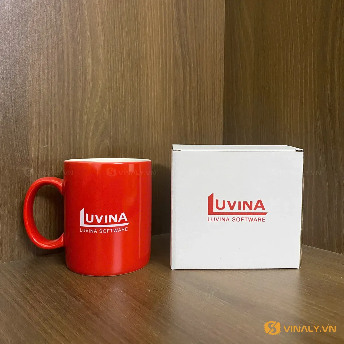 Hộp giấy trắng in logo 1 màu đựng ly sứ đỏ – hộp quà in logo doanh nghiệp