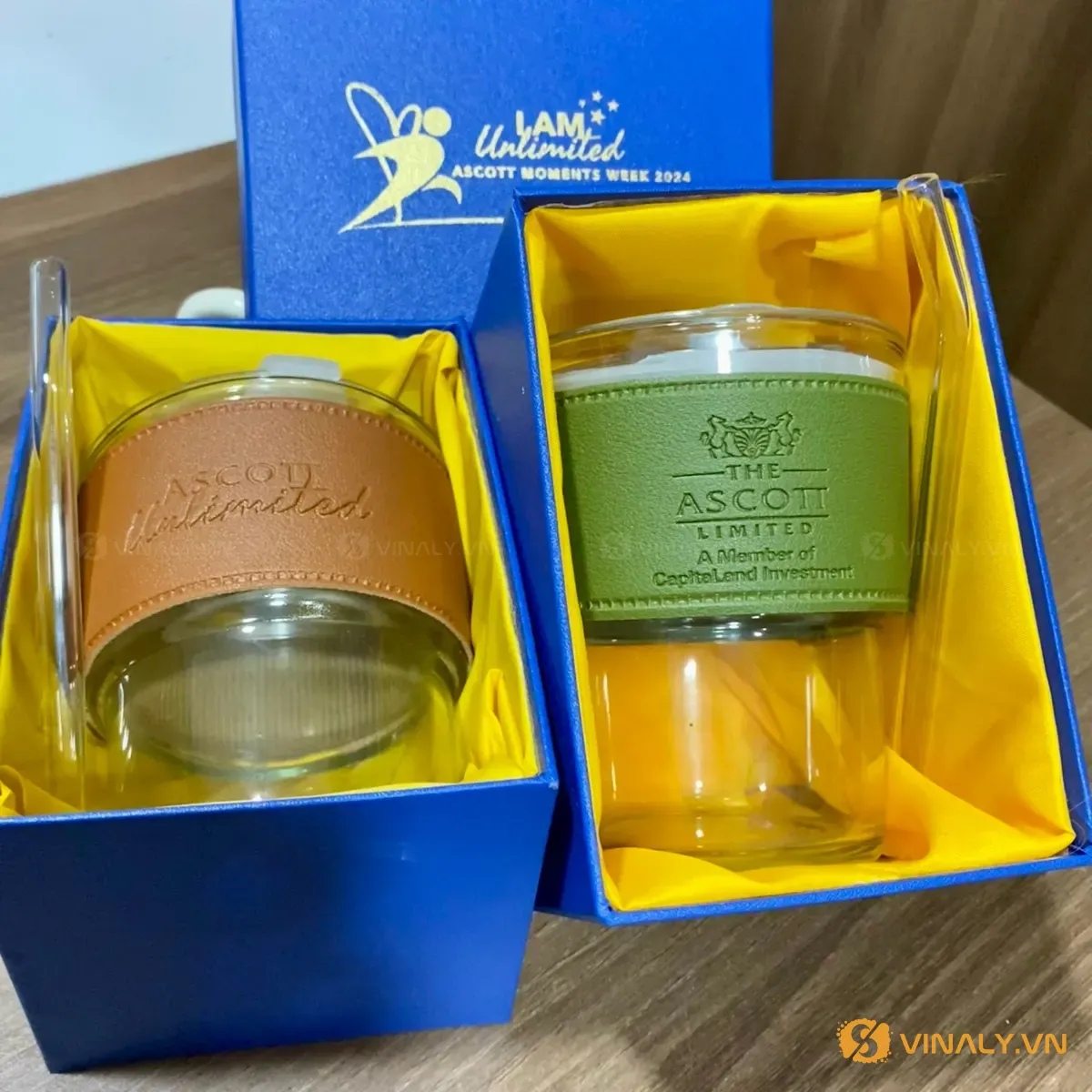 Hộp quà tặng cao cấp màu xanh lót satin vàng đựng ly thủy tinh bọc da in logo doanh nghiệp